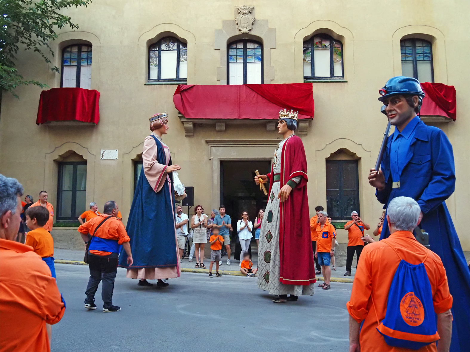 Actuaci&oacute; de Geganters i Grallers del Poble Vell durant l'acte d'inici de la Festa Major de S&uacute;ria, al davant de la Casa de la Vila.