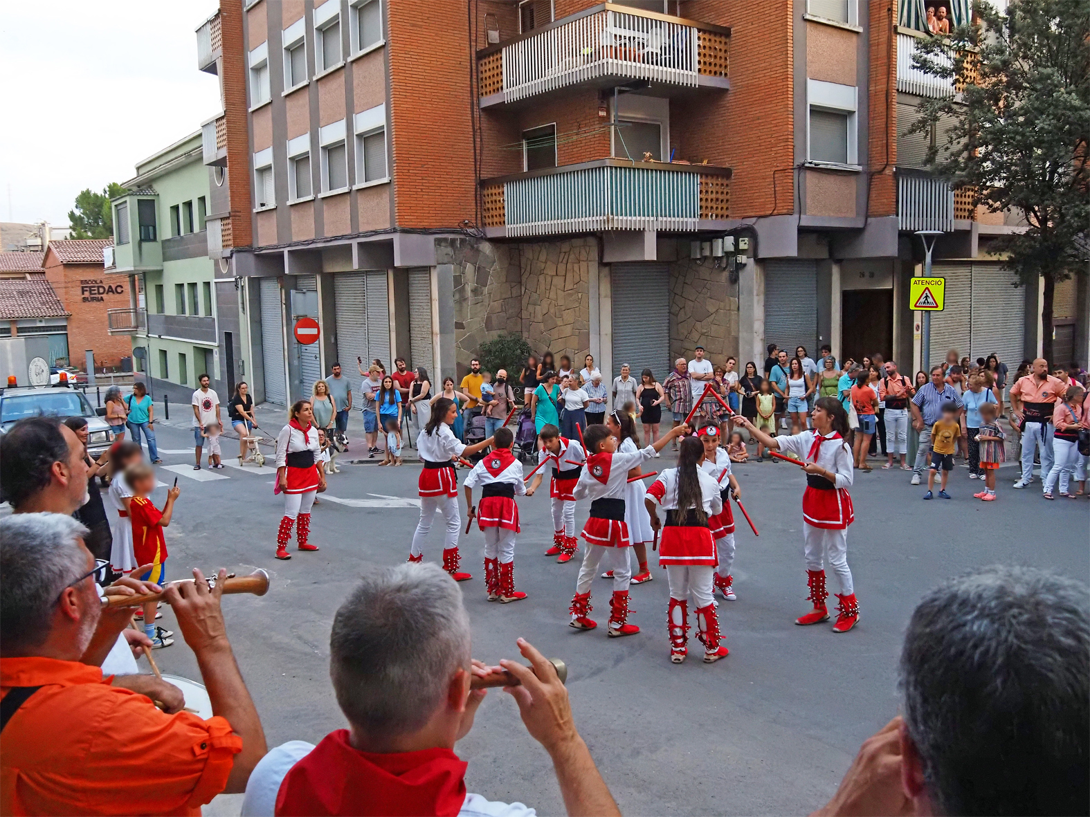 Actuaci&oacute; de l'Agrupaci&oacute; Sardanista durant l'acte d'inici de la Festa Major de S&uacute;ria, al davant de la Casa de la Vila.