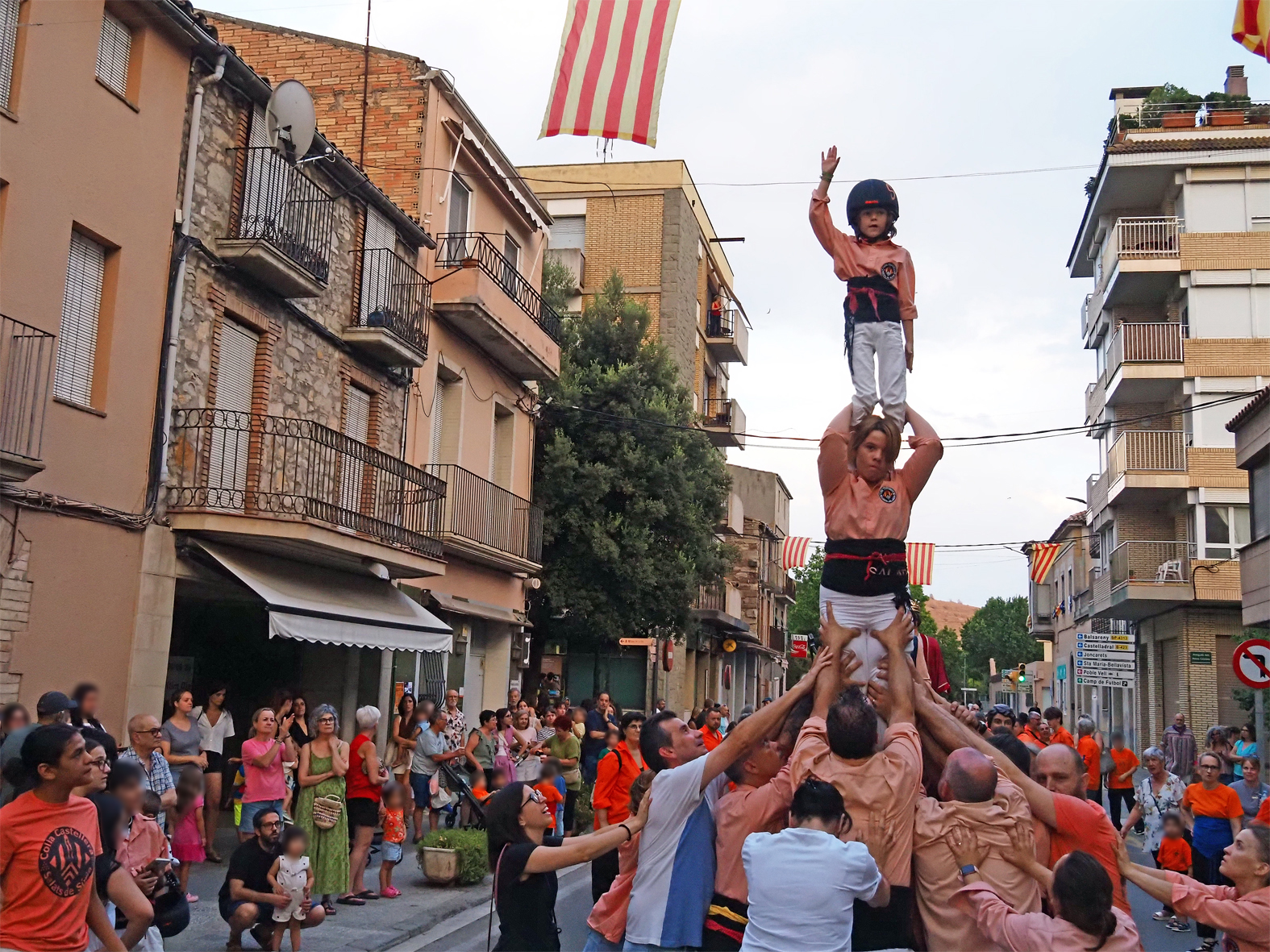 Actuaci&oacute; de la Colla Castellera Salats durant la cercavila d'inici de la Festa Major de S&uacute;ria.