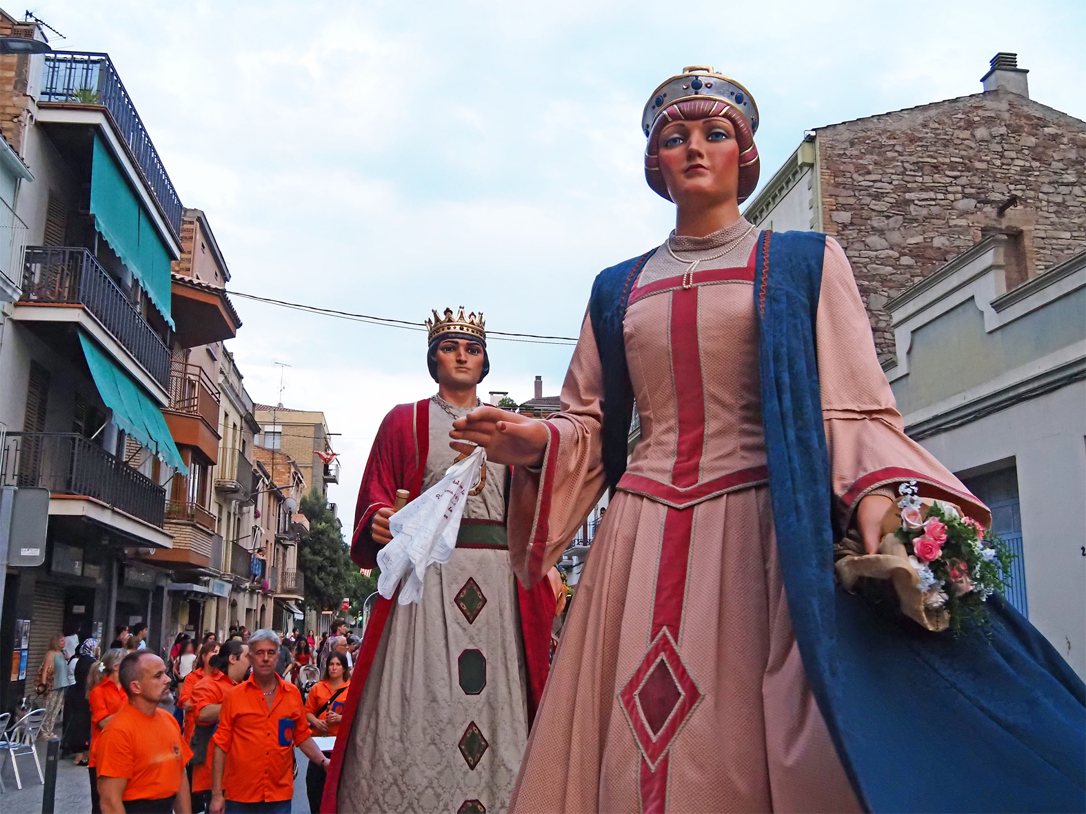 Actuaci&oacute; de Geganters i Grallers del Poble Vell durant la cercavila d'inici de la Festa Major de S&uacute;ria.