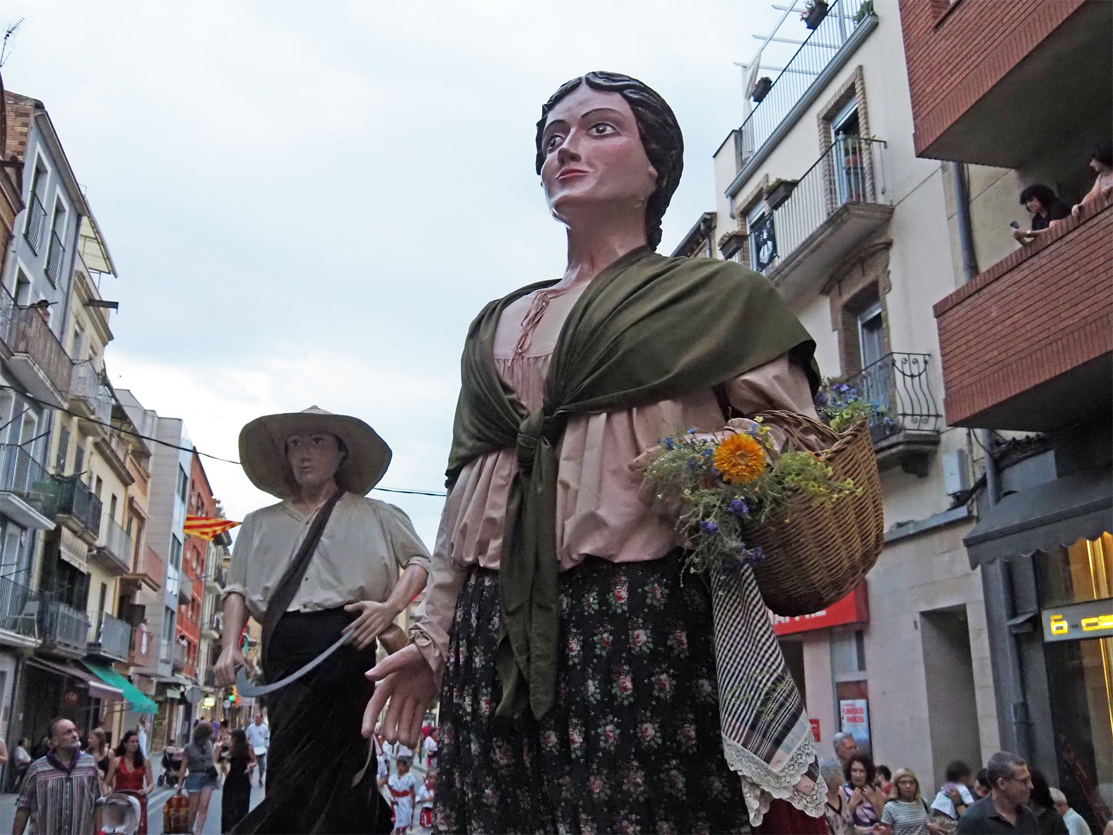 Actuaci&oacute; de Geganters del Gorg de l'Olla durant la cercavila d'inici de la Festa Major de S&uacute;ria.