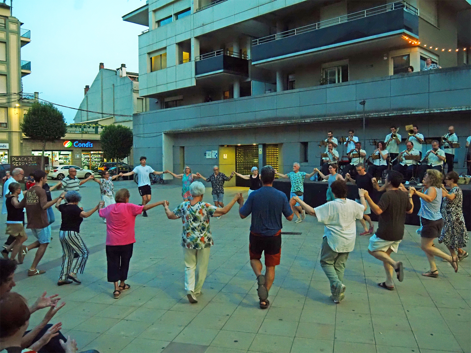 Ballada de sardanes de la Festa Major de S&uacute;ria, a c&agrave;rrec de la Cobla Marinada, a la pla&ccedil;a de la Serradora.