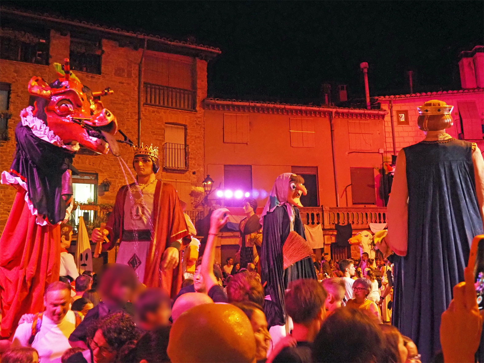 Ball conjunt de la Trapellada a la pla&ccedil;a Major del Poble Vell, dins de la Festa Major de S&uacute;ria.