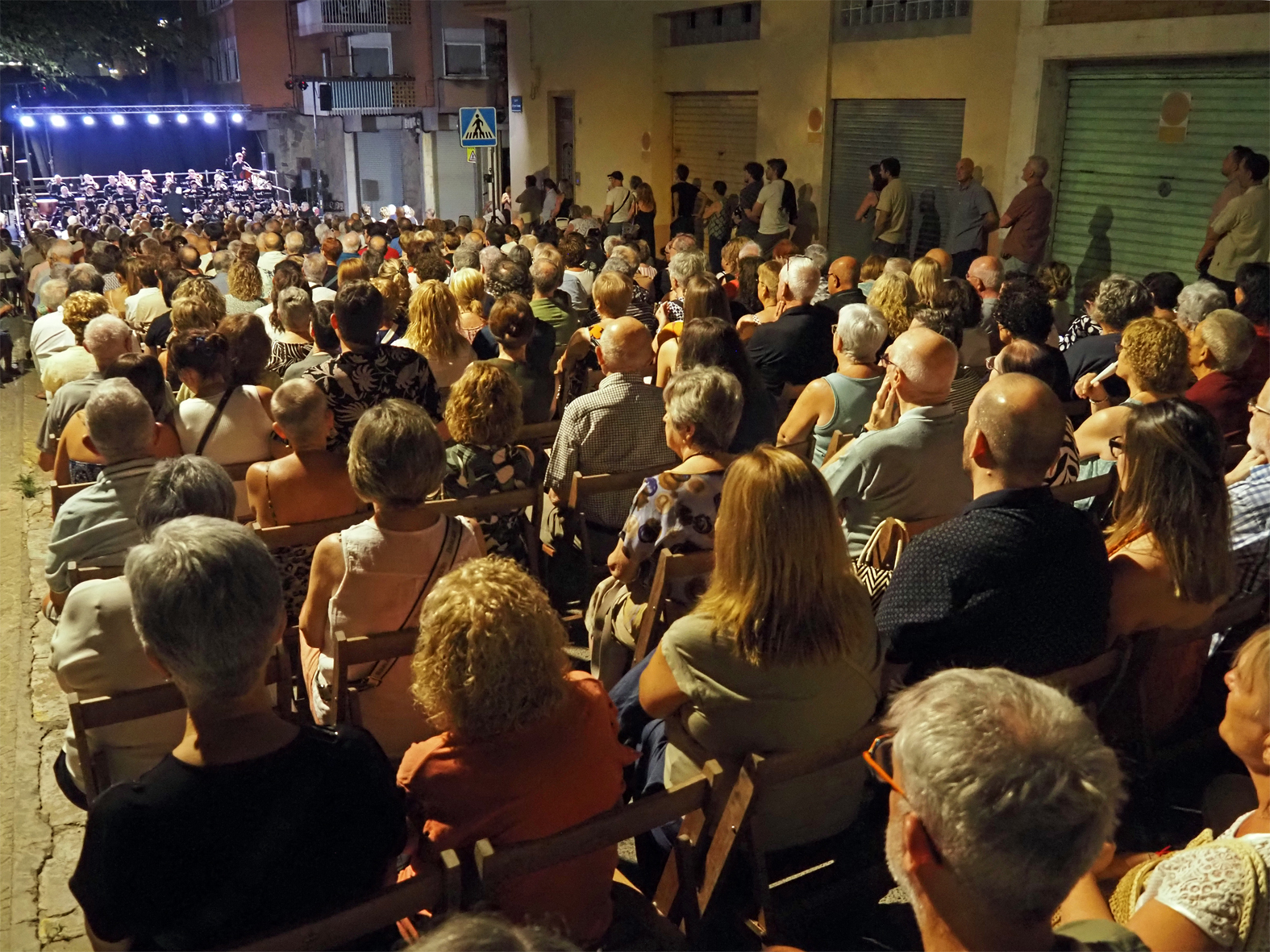 Vista general del p&uacute;blic assistent a les Tocades amb la Banda de Cardona al davant de la Casa de la Vila, dins de la Festa Major de S&uacute;ria.