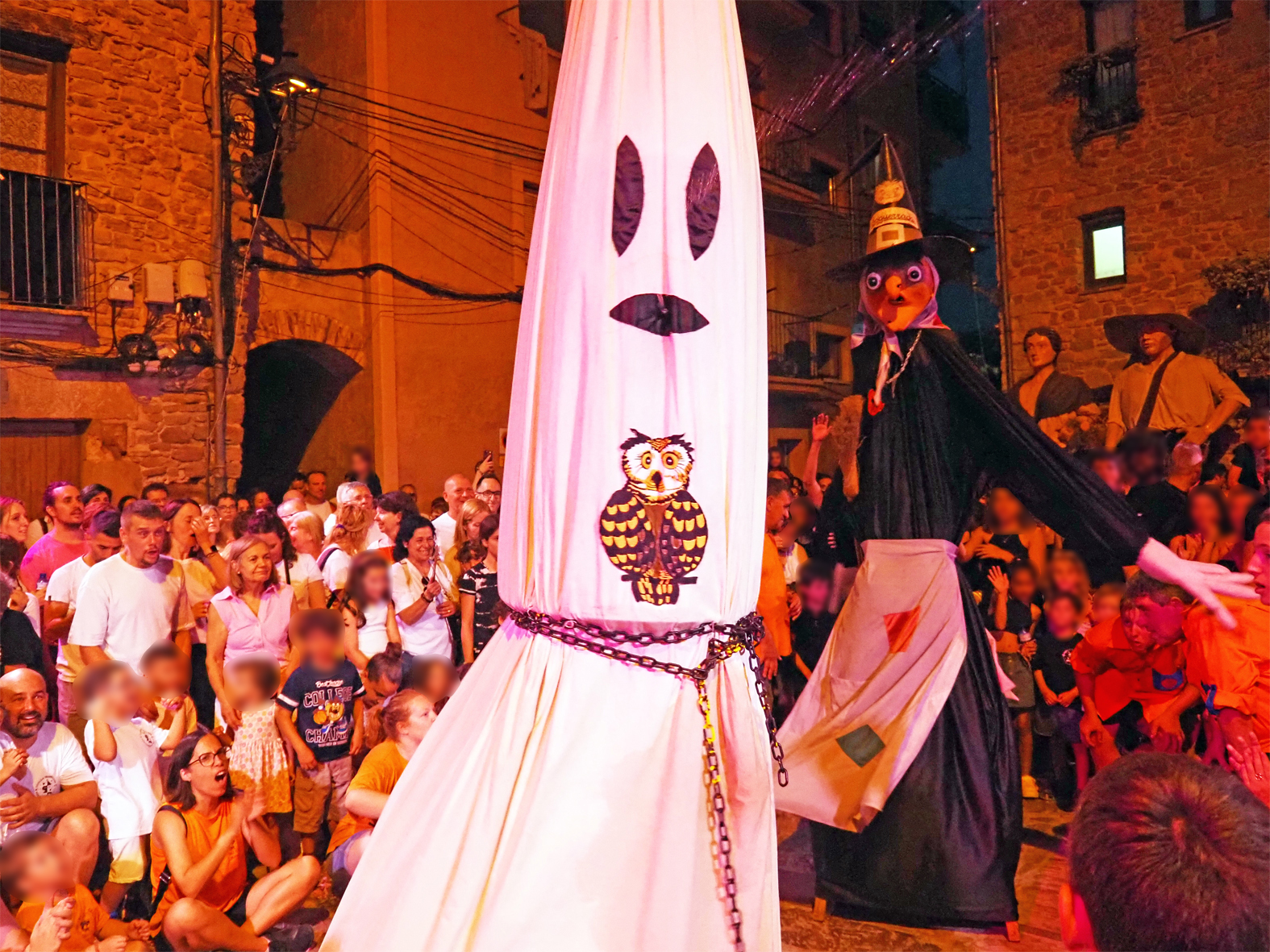 Actuaci&oacute; dels Gegantons del Fantasma del Castell i la Bruixa Esguerrada durant la Trapellada a la pla&ccedil;a Major del Poble Vell, dins de la Festa Major de S&uacute;ria.