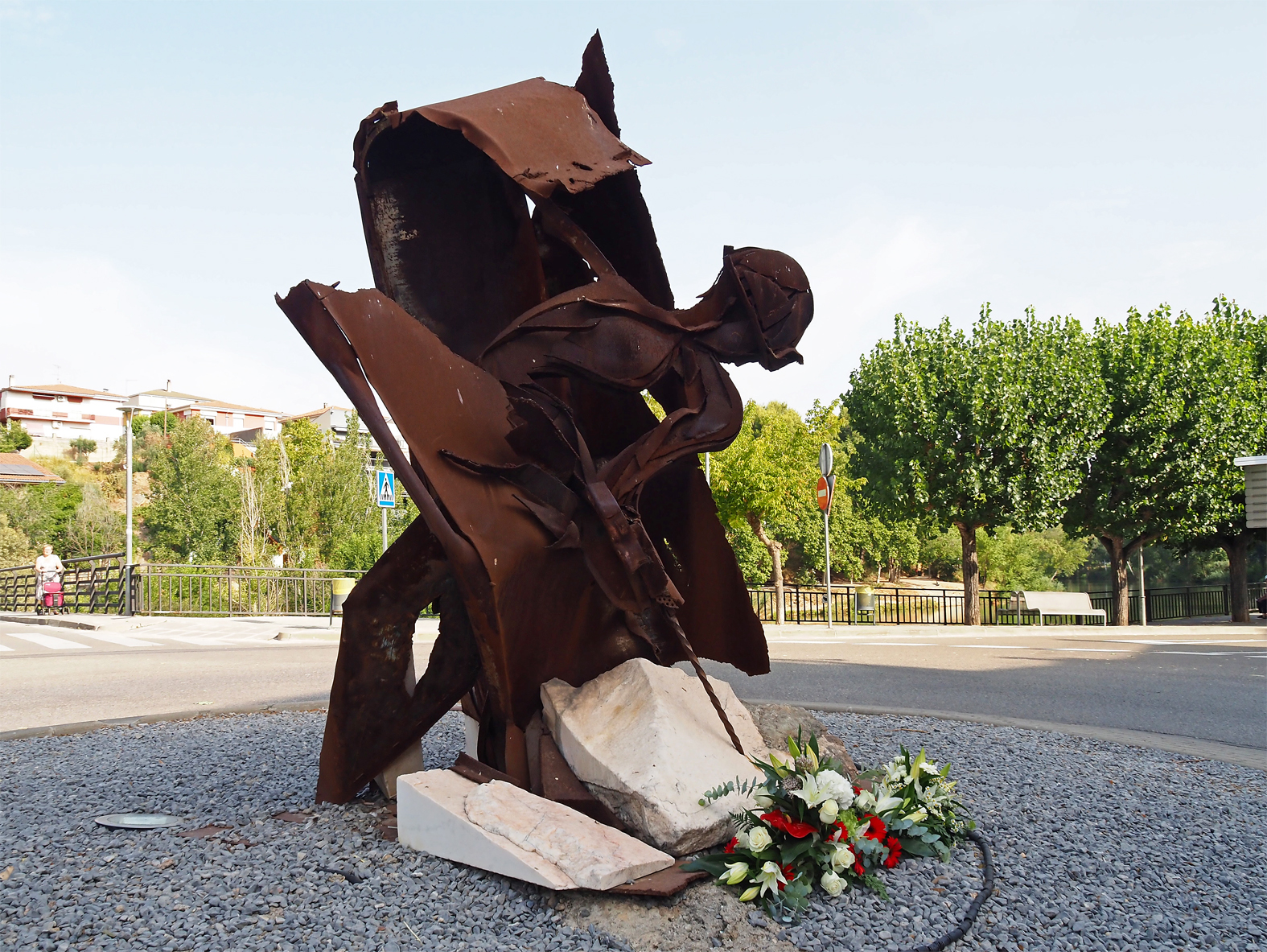 El Monument a la Mineria, amb l'ofrena floral de l'acte en mem&ograve;ria de Pau Simon Garcia, mort a la mina de Cabanasses.