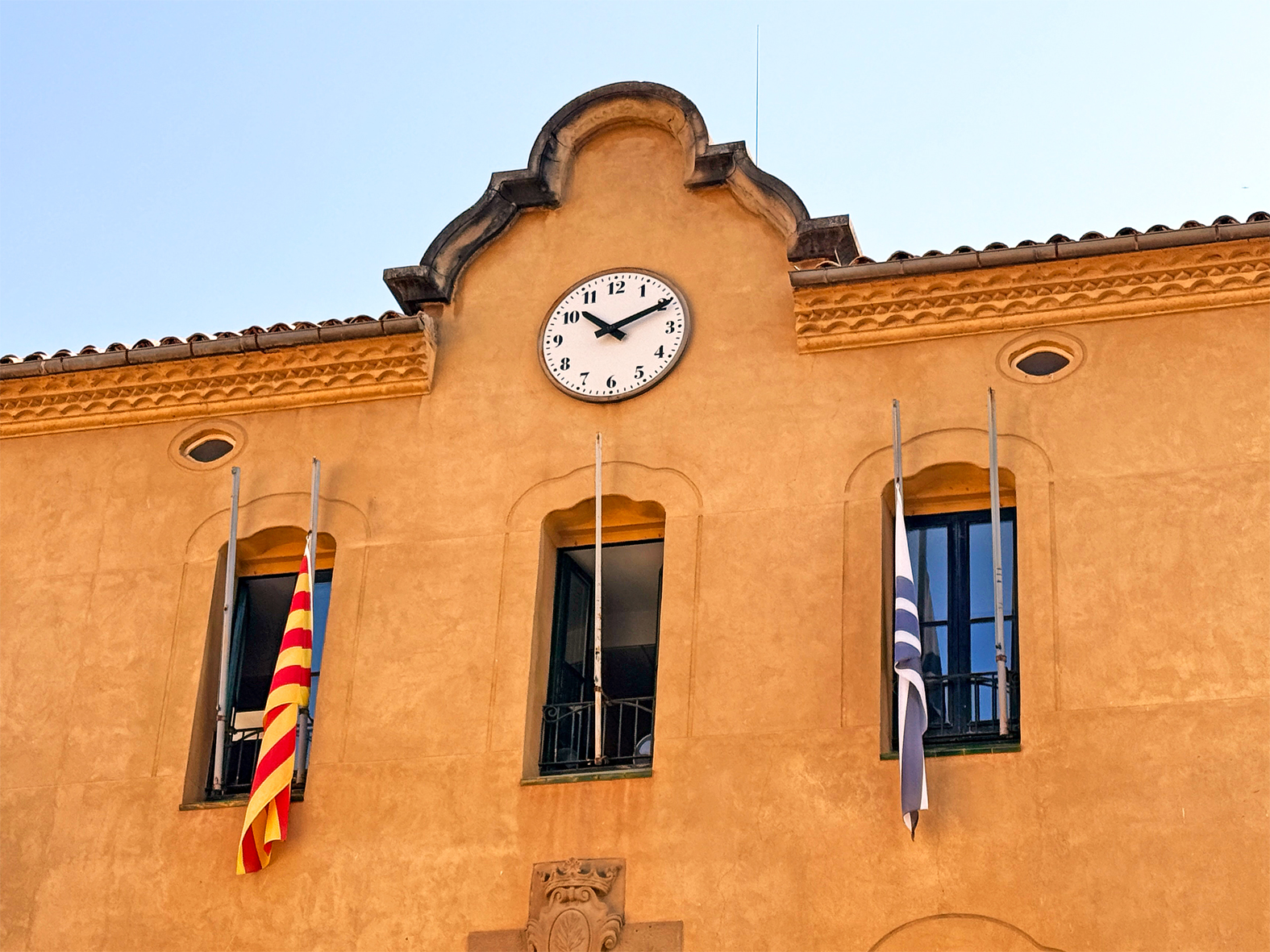 Les banderes de la Casa de la Vila, a mig pal, dins del dol oficial per la mort de Pau Simon Garcia a la mina de Cabanasses.