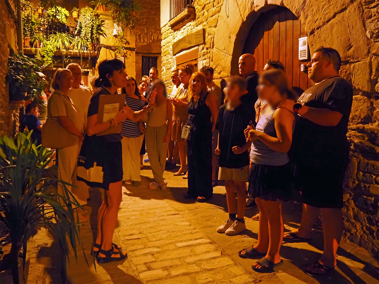 Visita guiada nocturna pel Poble Vell i el Castell de S&uacute;ria, al seu pas pel carrer Sant Climent.