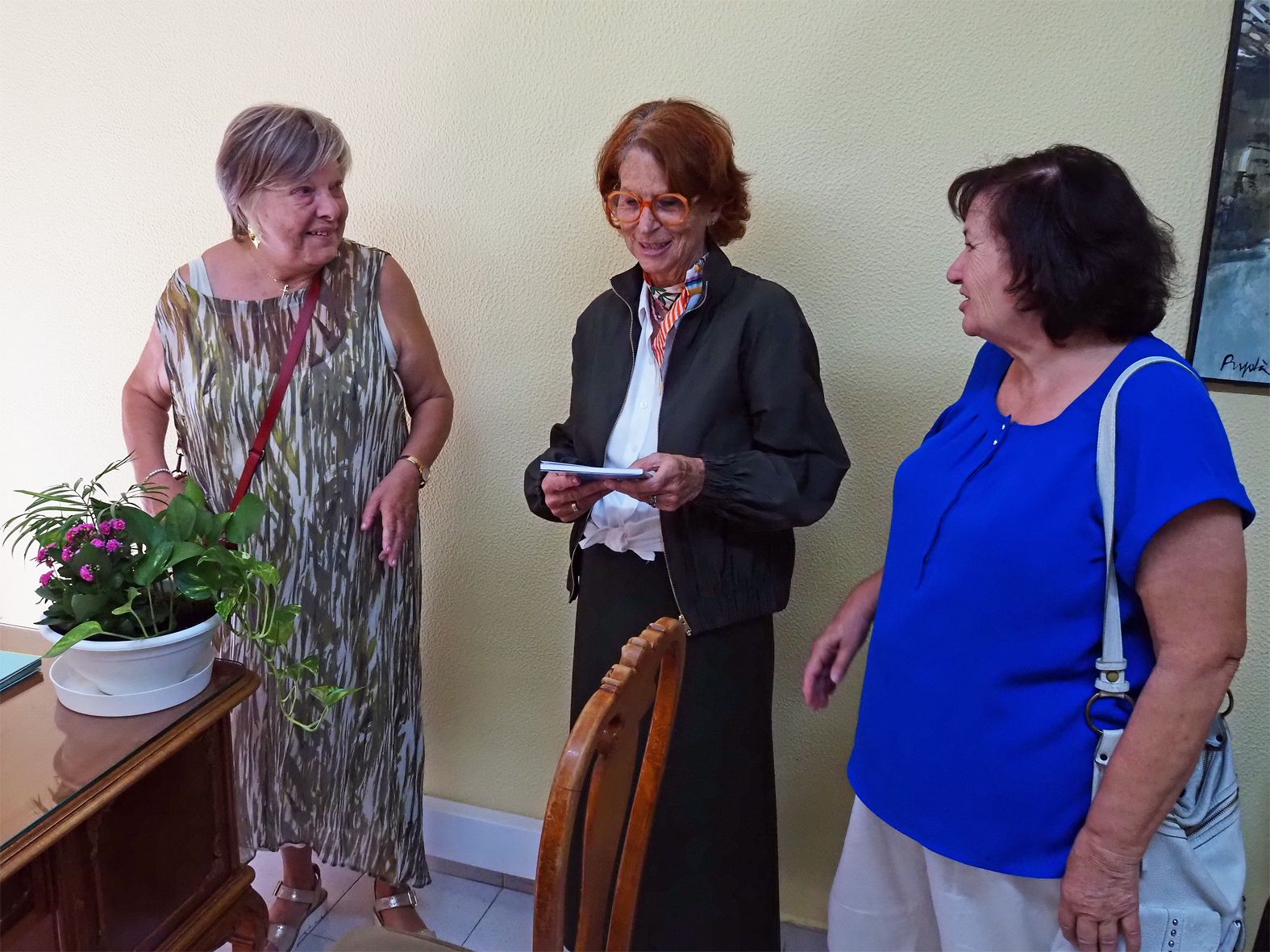 La S&iacute;ndica de Greuges, Esther Gim&eacute;nez-Salinas, amb la jutgessa de pau de S&uacute;ria, Teresa T&agrave;pia, i la jutgessa substituta, Maria Alsina, a les depend&egrave;ncies de l'Oficina de Just&iacute;cia al Municipi.
