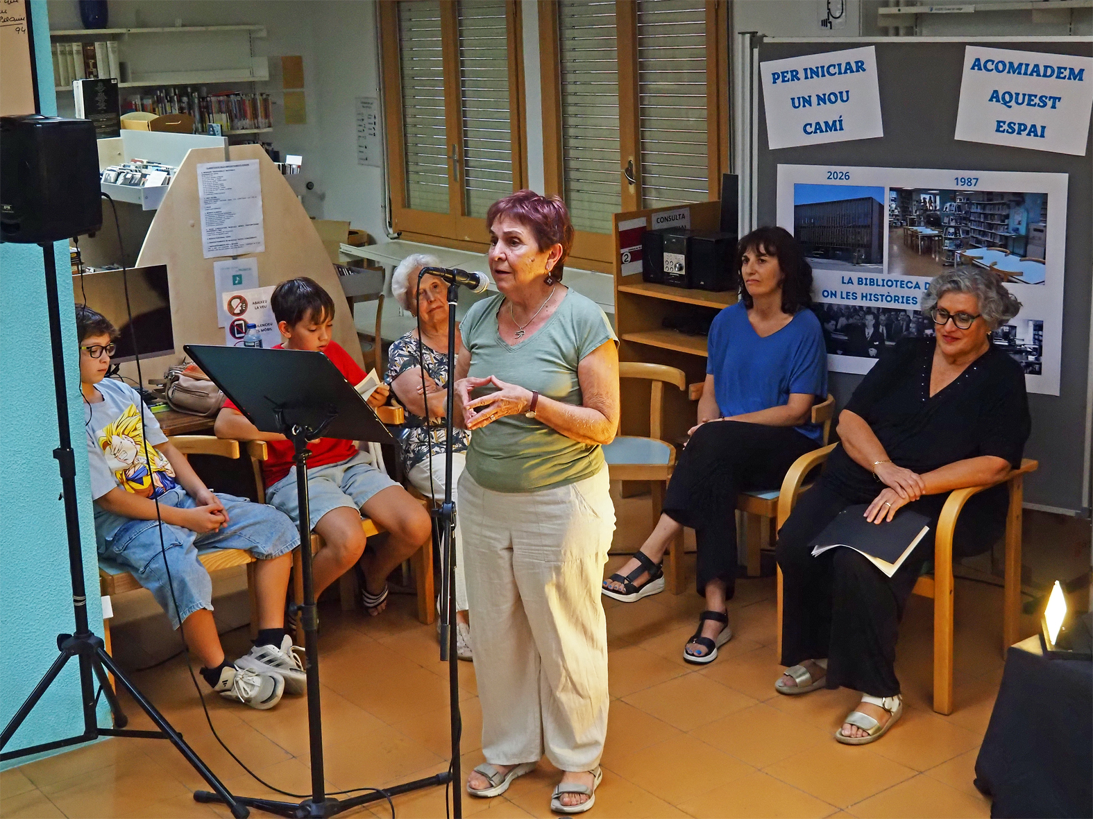 Persones usuÃ ries de diferents generacions expliquen els seus records de la Biblioteca durant lâ€™acte de comiat de les instalÂ·lacions al carrer Tarragona.