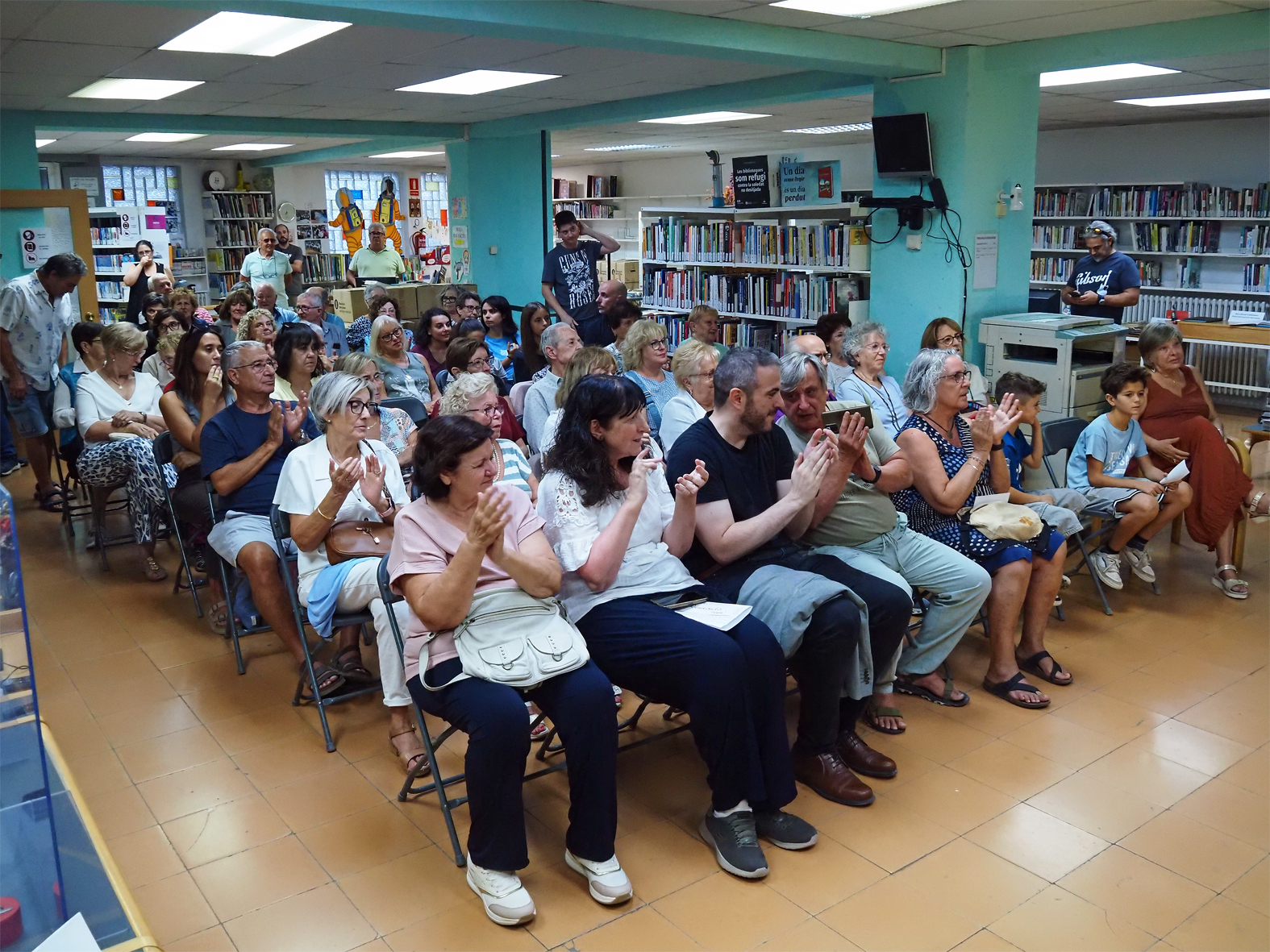 Aplaudiments de les persones assistents a lâ€™acte de comiat de les instalÂ·lacions de la Biblioteca al carrer Tarragona.