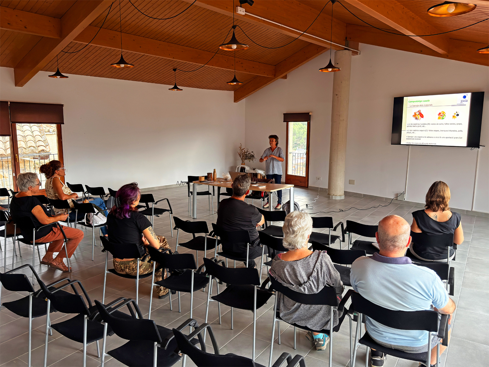 Taller de compostatge casol&agrave;, a la Sala del Portal d'El Casinet, dins del Cicle d'Activitats de Medi Ambient.