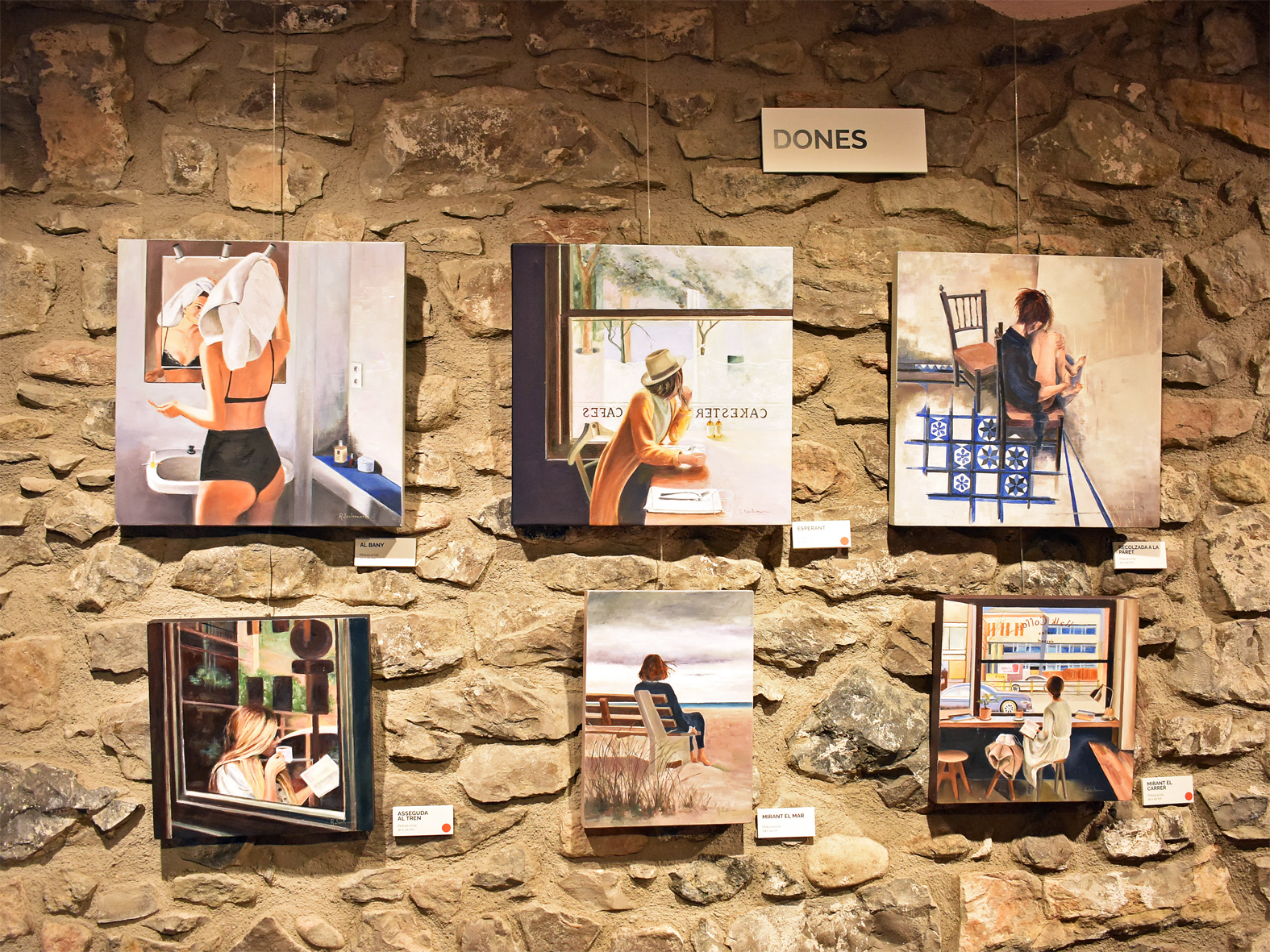 Obres de l'artista surienca Rosa Santamaria en l'exposici&oacute; 'Diversitat' a Cal Balaguer del Porxo.
