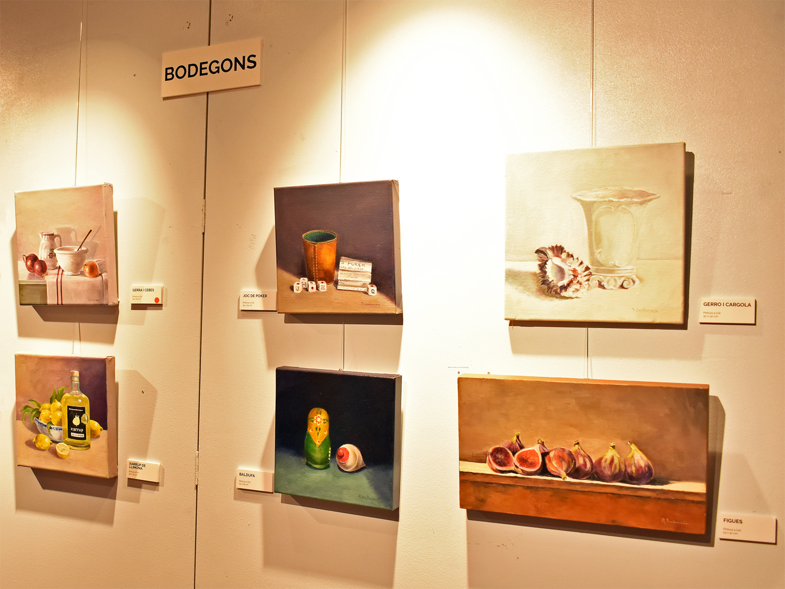 Obres de l'artista surienca Rosa Santamaria en l'exposici&oacute; 'Diversitat' a Cal Balaguer del Porxo.