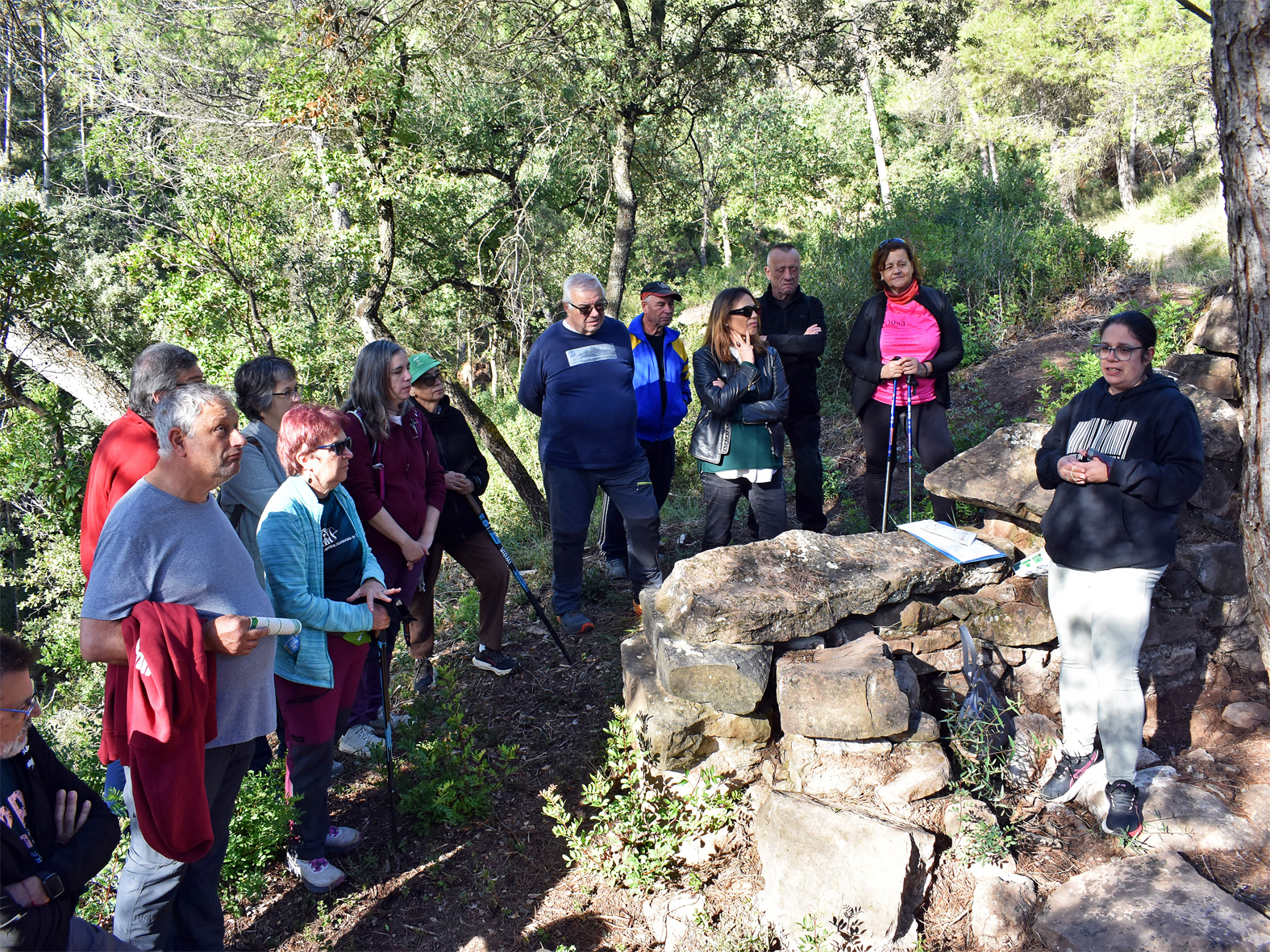 L'arque&ograve;loga Jenifer Monta&ntilde;o fa el guiatge de la visita a les restes del Mas La Miranda durant la visita de les Jornades Europees de Patrimoni a S&uacute;ria.