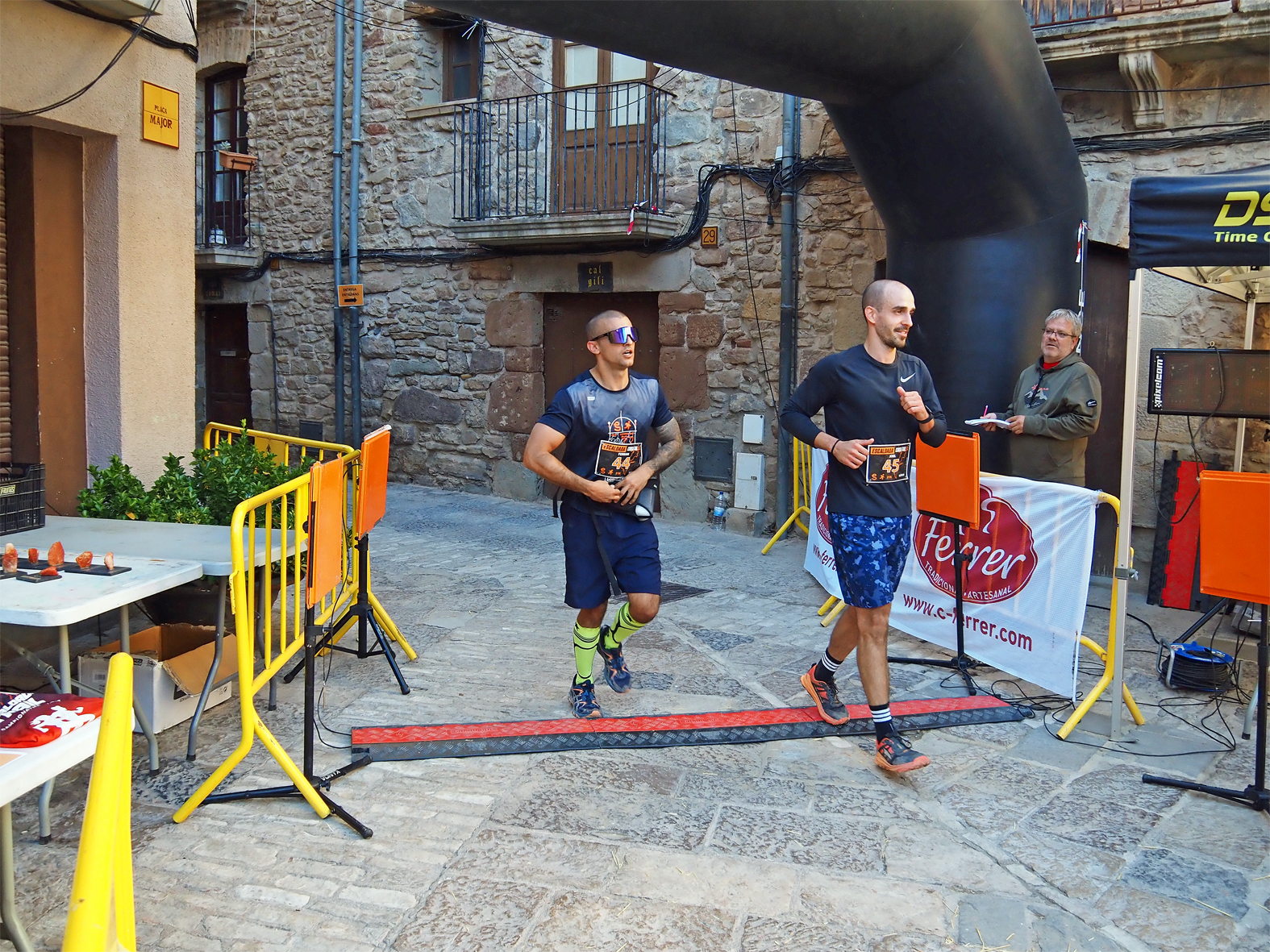 Arribada de participants de la 4a Escaldada Trail de S&uacute;ria a la pla&ccedil;a Major del Poble Vell.