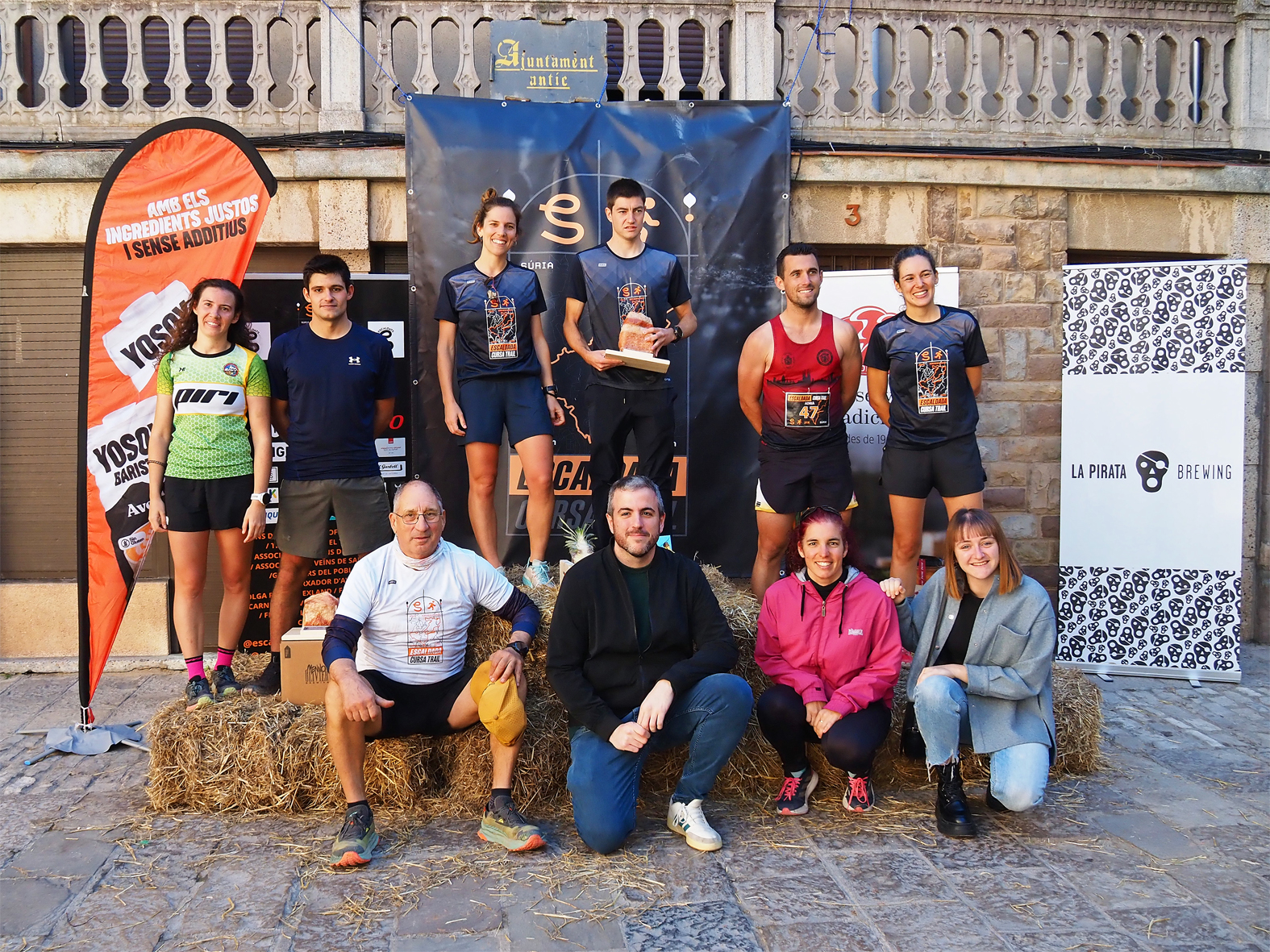 Foto conjunta dels primers i primeres classificades en la cursa de 21 quil&ograve;metres de la 4a Escaldada Trail de S&uacute;ria, amb l'alcalde Albert Cober&oacute;, el president d'Escaldats Club Esportiu, Marcel Collell, i les regidores Alba Mart&iacute;nez i Montserrat Albacete.