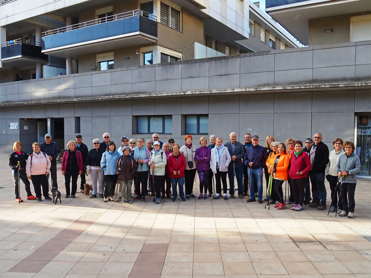Persones participants en la caminada de la Setmana de la Gent Gran de S&uacute;ria, amb la participaci&oacute; del Centre Excursionista, abans de la sortida des de la pla&ccedil;a de la Serradora.