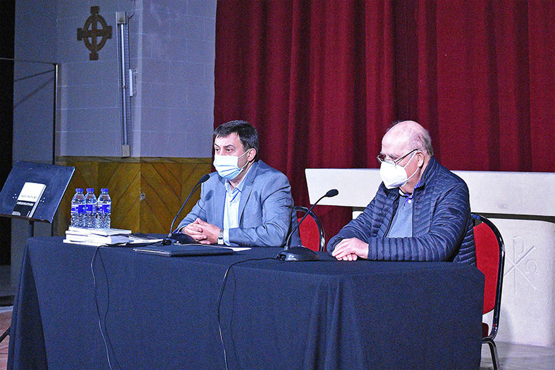 PresentaciÃ³ del llibre 'Personatgesâ€™ de Santiago Sanz, amb lâ€™autor (esquerra) i Josep Serra, en el segon acte del cicle 'Per Sant Jordi, llibres de casaâ€™.