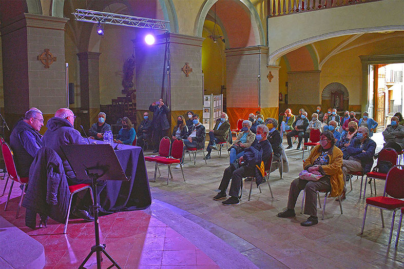 Imatge del pÃºblic assistent a una de les presentacions del cicle 'Per Sant Jordi. Llibres de casaâ€™, a lâ€™EsglÃ©sia del Roser.