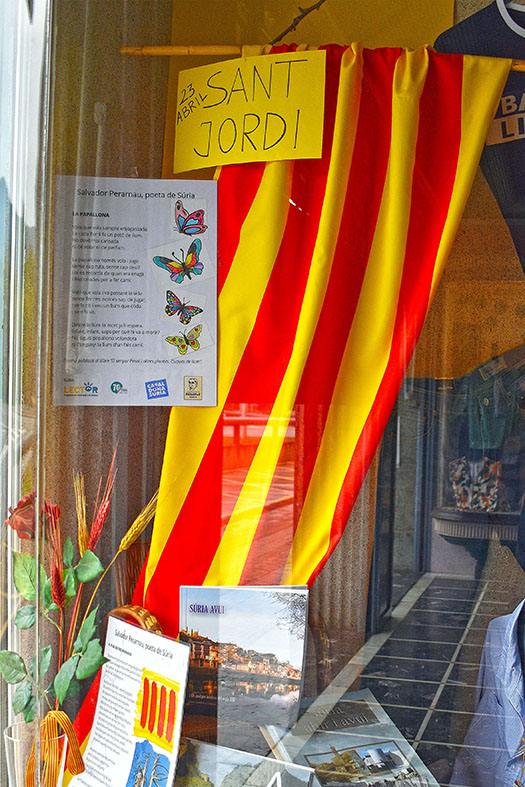 ExposiciÃ³ de poemes de Salvador Perarnau en un establiment comercial de SÃºria, dins de les activitats de Sant Jordi.