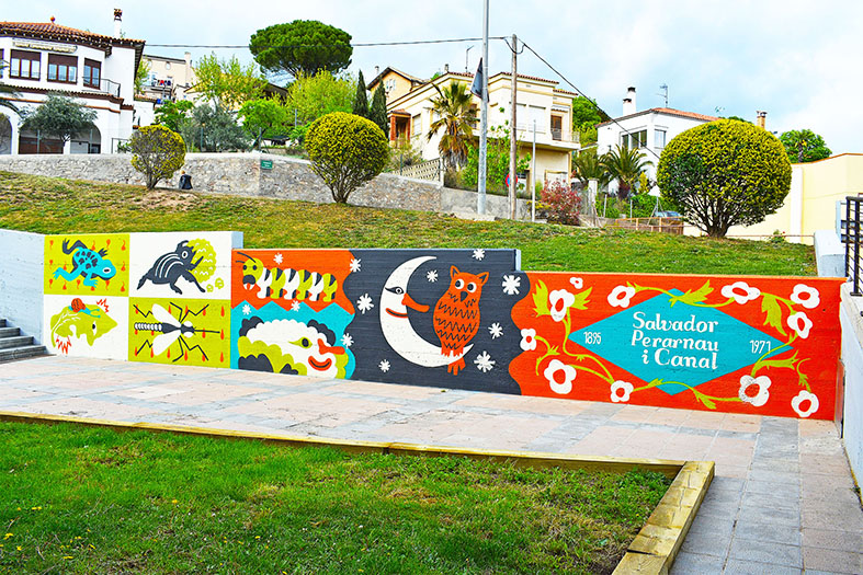 Imatge del nou mural de la plaÃ§a de Salvador Perarnau, inspirat en personatges dels poemes de lâ€™escriptor surienc i original de lâ€™ilÂ·lustrador i dissenyador grÃ fic surienc Pau JuÃ¡rez.