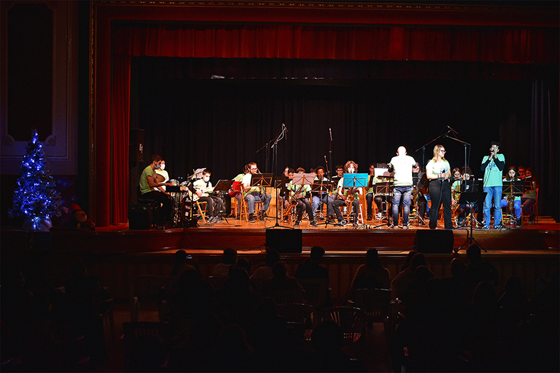 ActuaciÃ³ del concert de Nadal de l'Escola Municipal de MÃºsica, a la sala d'actes de la ResidÃ¨ncia Bell RepÃ²s.