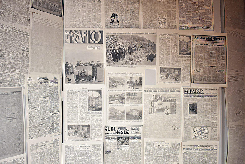 PlafÃ³ de lâ€™exposiciÃ³ '1932: Tres dies de revolta a SÃºria' a la sala Cal Balaguer del Porxo, amb reproduccions de diaris de lâ€™Ã¨poca.
