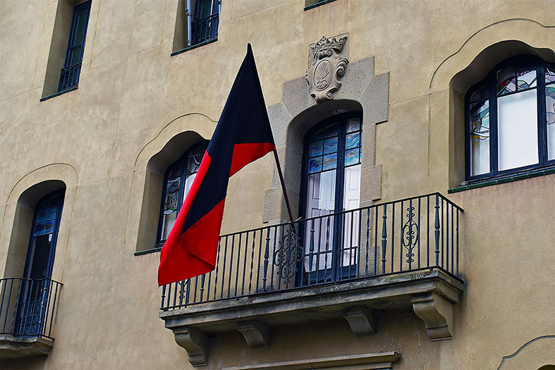 La bandera anarquista oneja a la Casa de la Vila, recordant una de les imatges emblemÃ tiques de la revolta de 1932, durant el recorregut pels indrets destacats dâ€™aquest fet, dins de les activitats de lâ€™exposiciÃ³ '1932: Tres dies de revolta a SÃºria'