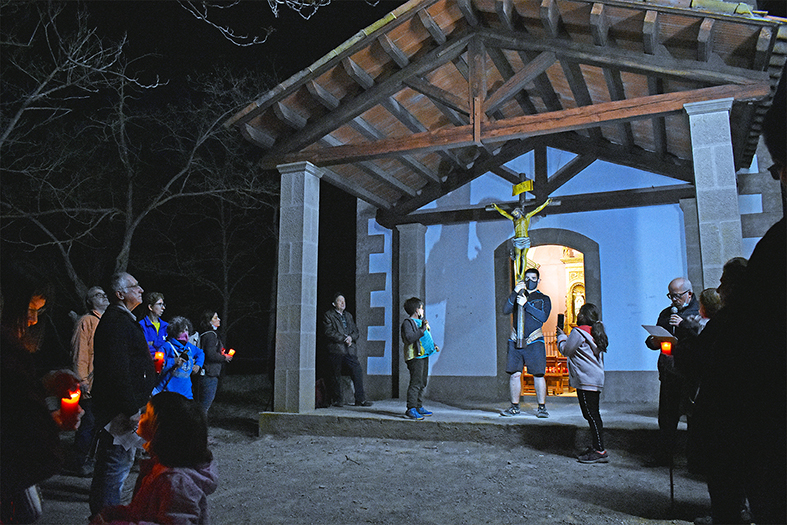 Arribada del Via Crucis nocturn a lâ€™ermita de Sant Salvador, dins dels actes de Setmana Santa.