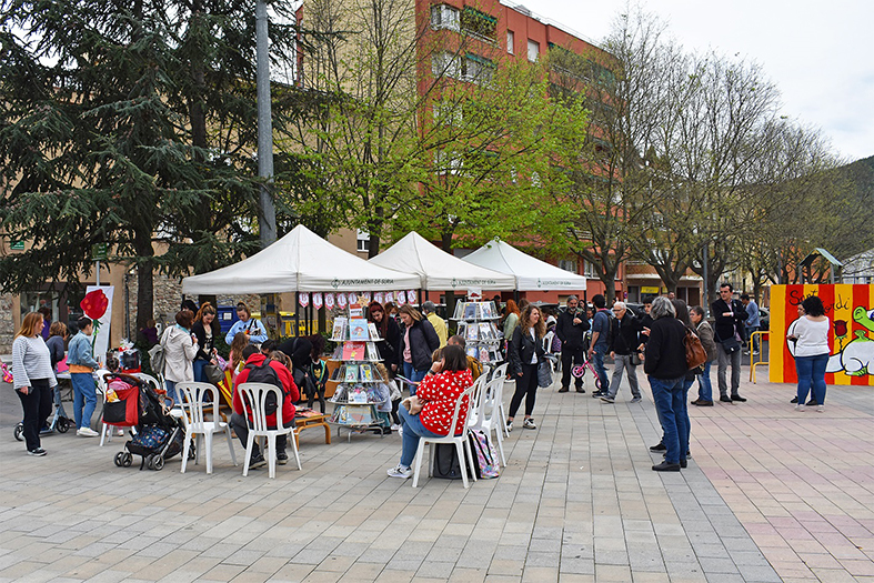 Espai de la Biblioteca al Carrer i altres activitats a la plaça de Sant Joan, dins del programa d'actes de Sant Jordi a Súria.