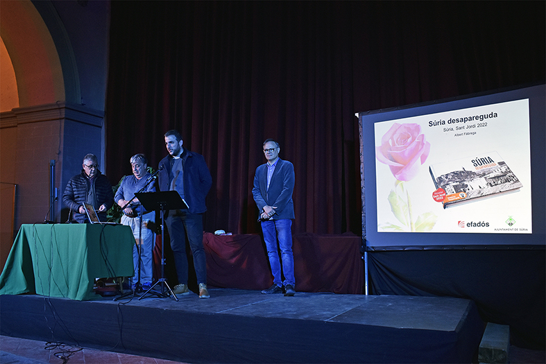 L'alcalde Albert Coberó parla durant l'acte de presentació del llibre 'Súria desconeguda' d'Albert Fàbrega, al costat de l'autor, i de Salvador Redó i Jaume Alcázar, dins del programa d'actes de Sant Jordi a Súria.