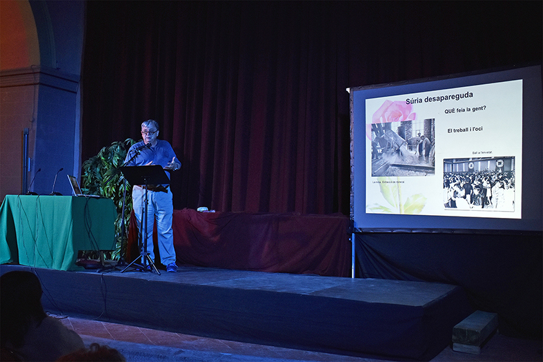 L'estudiós surienc Albert Fàbrega parla durant la presentació del seu llibre 'Súria desconeguda', dins del programa d'actes de Sant Jordi a Súria.