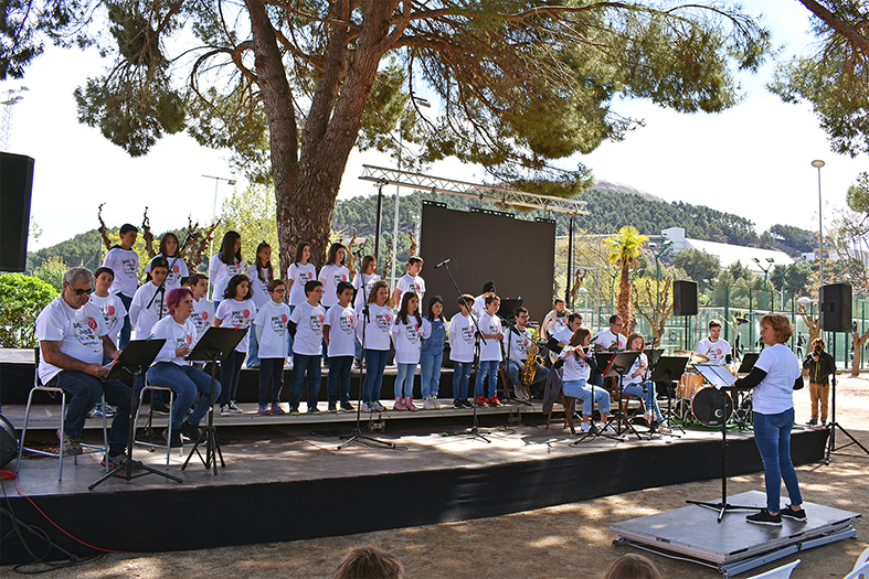 Imatge de la interpretaciÃ³ de la cantata 'Rosa Joana i les set magnÃ­fiquesâ€™ a cÃ rrec de lâ€™Escola Municipal de MÃºsica, dins del programa dâ€™actes de Sant Jordi a SÃºria.