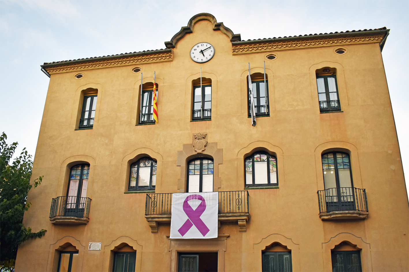 La Casa de la Vila, amb el llaÃ§ simbÃ²lic d'adhesiÃ³ al Dia Internacional per l'eliminaciÃ³ de la violÃ¨ncia contra les dones.