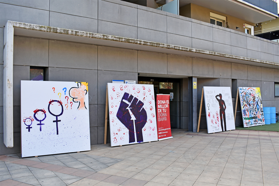ExposiciÃ³ de les obres del taller d'arterÃ pia a la plaÃ§a de la Serradora, dins del programa d'actes del Dia Internacional per l'eliminaciÃ³ de la violÃ¨ncia contra les dones.