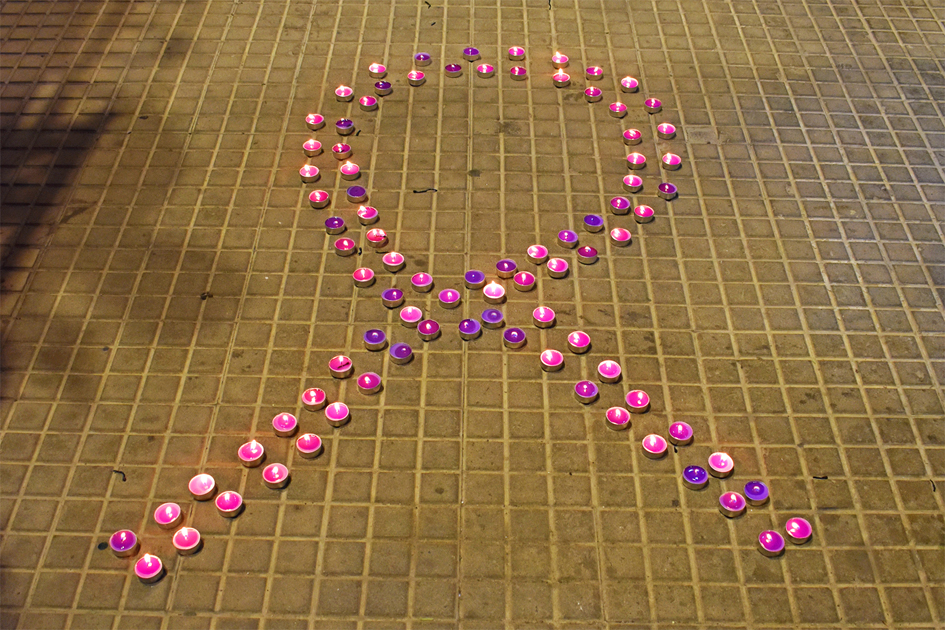 Espelmes de l'acte central del Dia Internacional per l'eliminaciÃ³ de la violÃ¨ncia contra les dones, a la Casa de la Vila.