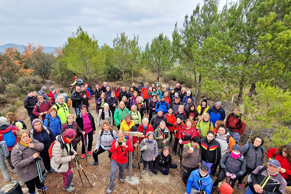 Imatge parcial de les persones participants en la portada del pessebre a Puig Alter, realitzada pel Centre Excursionista dins de la Festa de la PurÃ­ssima de Cererols (foto: Centre Excursionista de SÃºria).