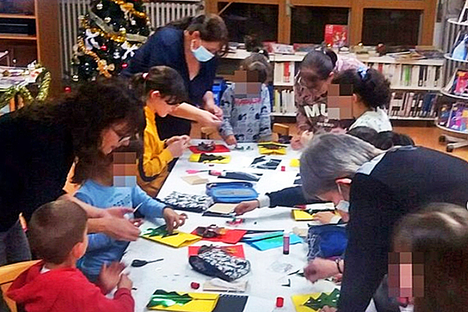 Taller de postals de Nadal per a infants a la Biblioteca PÃºblica (foto: Biblioteca PÃºblica).