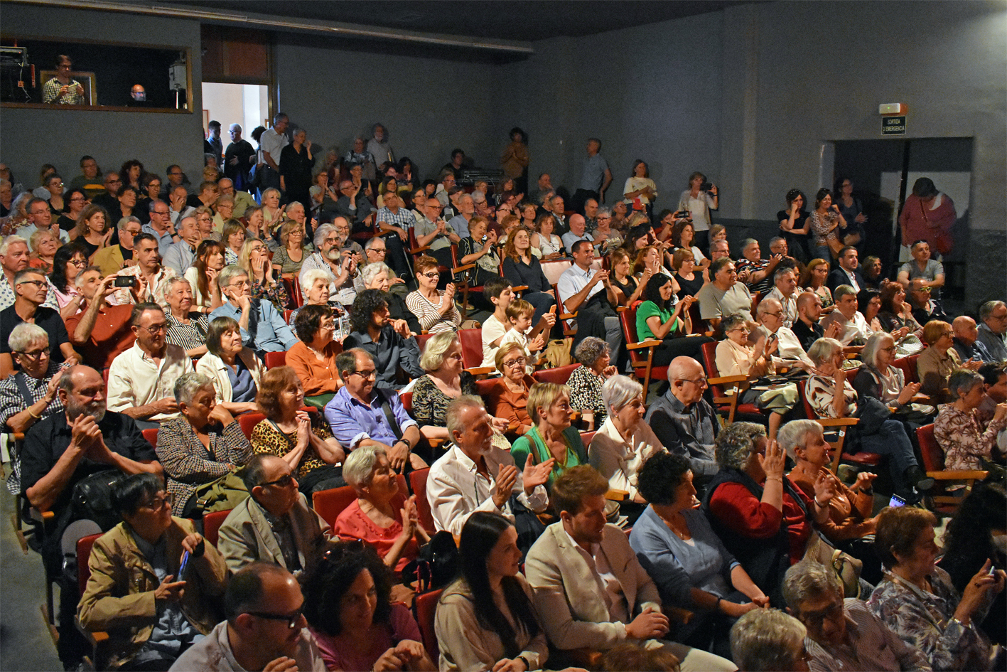 Persones assistents a lâ€™acte de presentaciÃ³ del llibre 'ParÃ­s Ã©rem nosaltres' del periodista i escriptor Andreu Claret al Teatre del Foment Cultural, dins del cicle 'Per Sant Jordi, llibres de casa'.