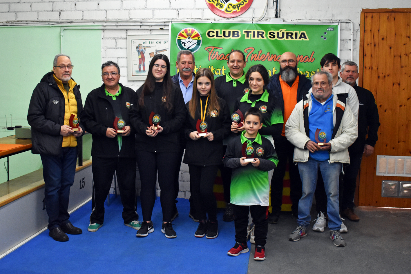 Foto de grup de les persones guanyadores de la 27a Tirada Esportiva de la Festa de Sant SebastiÃ , amb el president del Club de Tir Esportiu.