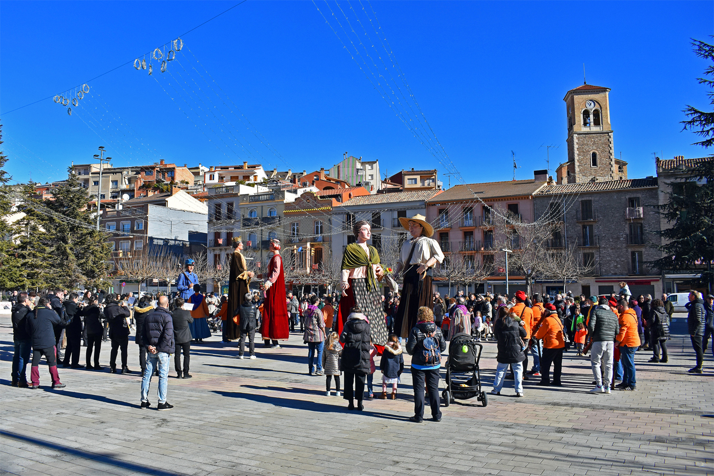 Ballada de gegants a la plaça de Sant Joan, al final de la cercavila de la Festa de Sant Sebastià.