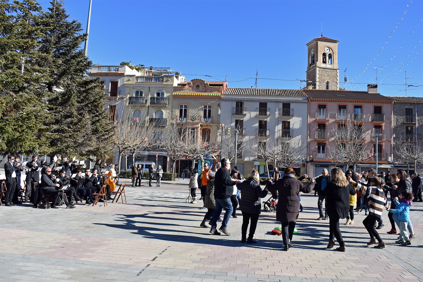 Sardanes amb la Cobla Súria a la plaça de Sant Joan, després de la cercavila de la Festa de Sant Sebastià.