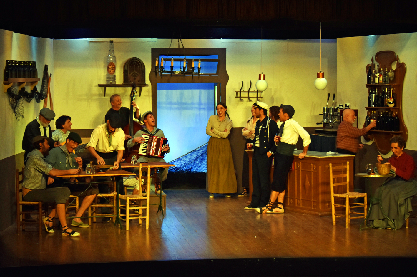 Escena de l'obra teatral 'El Cafè de la Marina' de Josep Maria de Sagarra, a càrrec del Grup de Teatre del Foment Cultural, dins del programa de la Festa de Sant Sebastià.