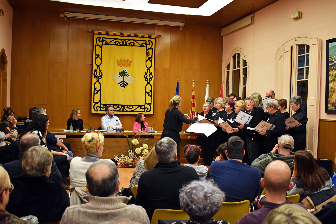 Actuació de la Coral Sòrissons de l'Escola Municipal de Música durant l'acte del pregó de la Festa de Sant Sebastià, al saló de sessions de la Casa de la Vila.
