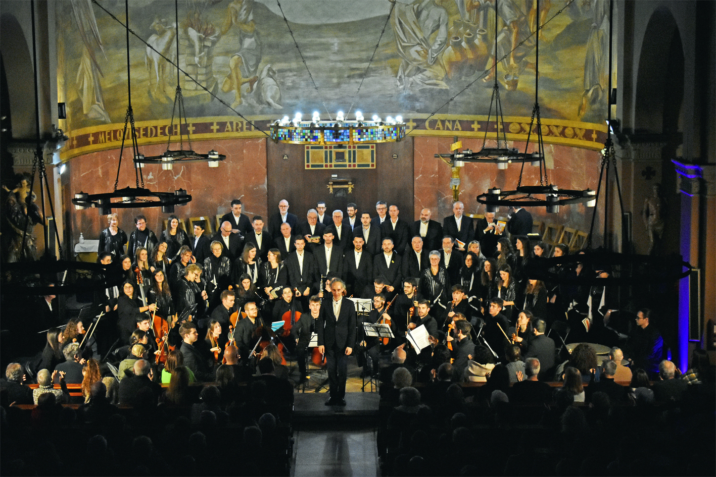 La Polifònica de Puig-reig i Camerata Bacasis agraeixen els aplaudiments del públic al final del concert d'El Messies a l'Església Parroquial de Sant Cristòfol, dins de la Festa de Sant Sebastià.