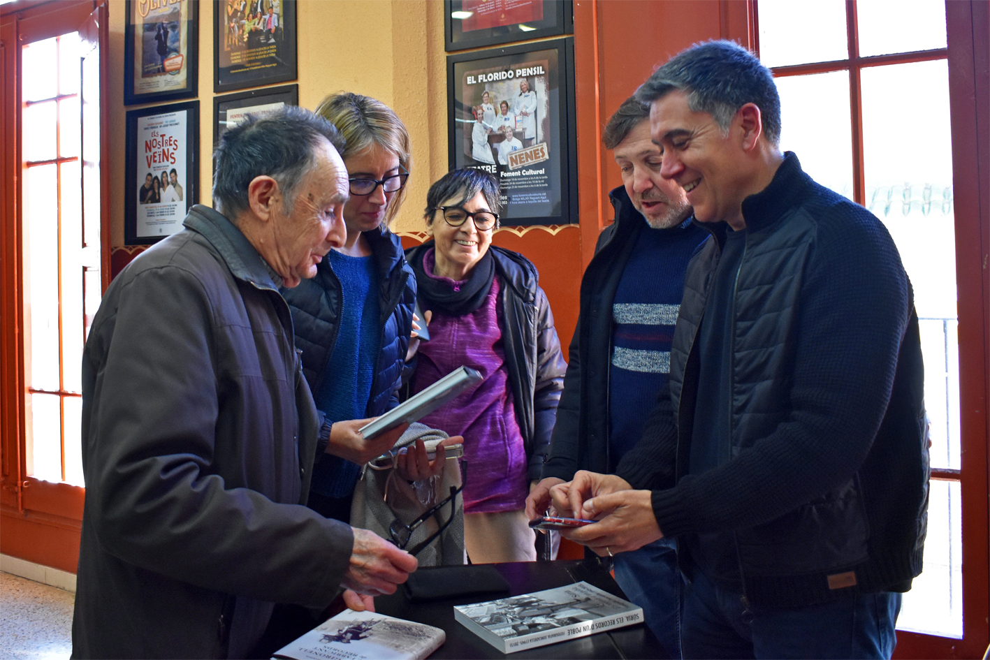 L'autor de la novel·la 'El fabricant de records', Martí Gironell, amb el fotògraf surienc Josep Juncadella, i la regidora de Festes, Alba Santamaria, després de la presentació de l'obra, dins de la Festa de Sant Sebastià.